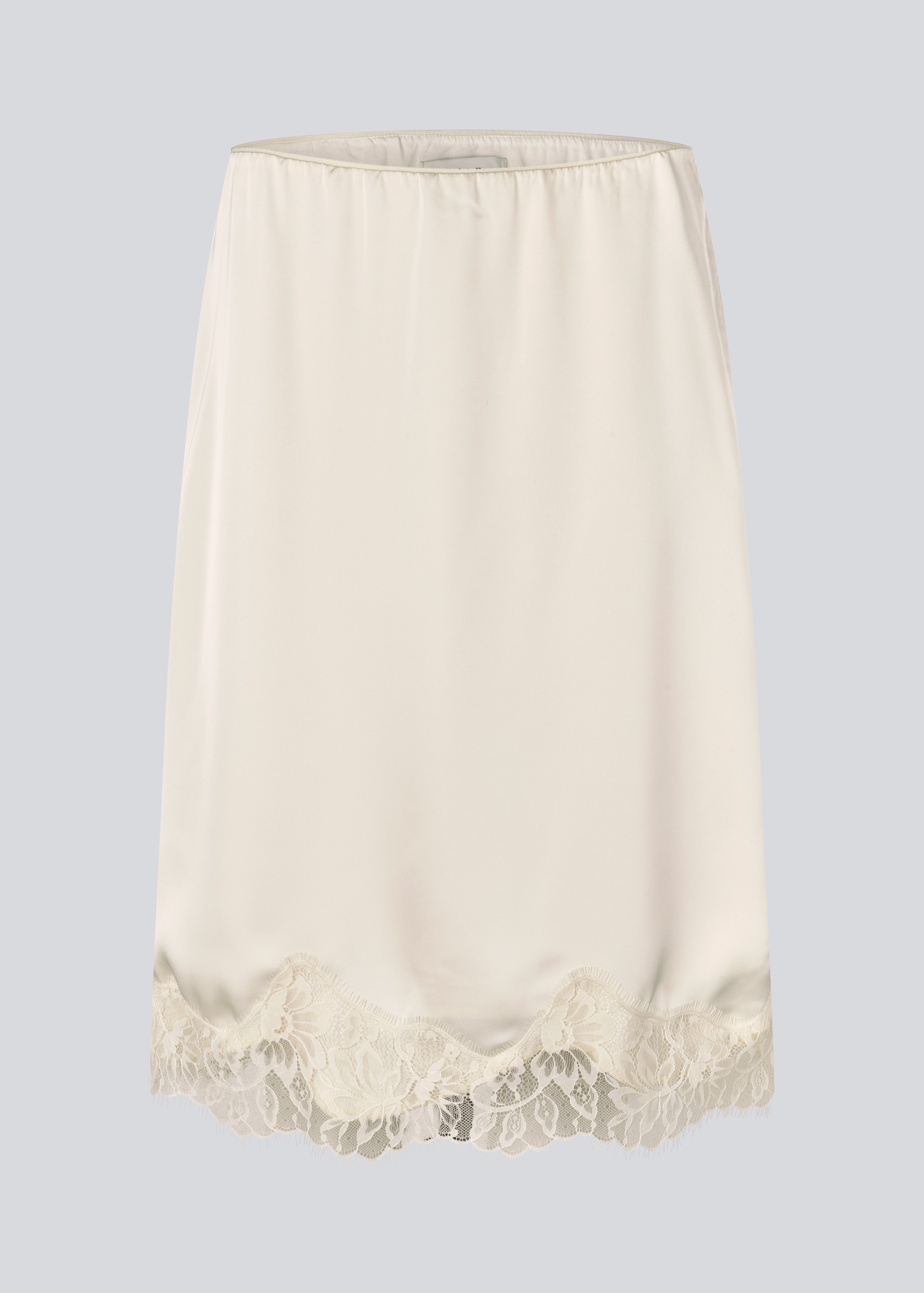Elegant satinnederdel med blonde­detaljer. Vuemd skirt er en knælængde model med elastisk talje og afslappet pasform. Perfekt alene eller som en del af et lag-på-lag-look for alsidig styling.