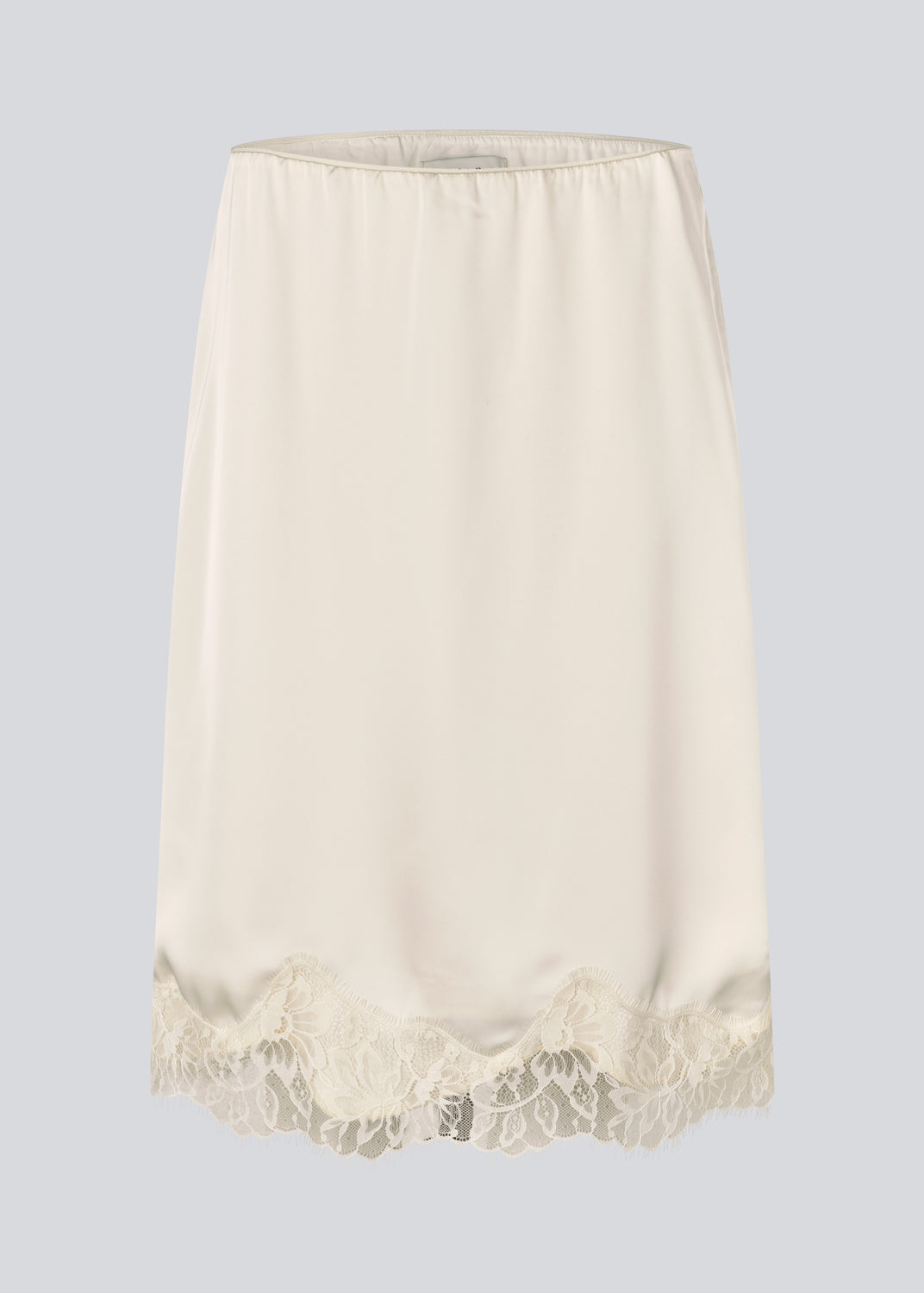 Elegant satinnederdel med blonde­detaljer. Vuemd skirt er en knælængde model med elastisk talje og afslappet pasform. Perfekt alene eller som en del af et lag-på-lag-look for alsidig styling.