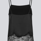 Elegant sort top i satin med blondekant i buden. Vuemd top har justerbare stropper og fine blondedetaljer i bunden. Ideel alene eller stylet som en del af en lag-på-lag styling.