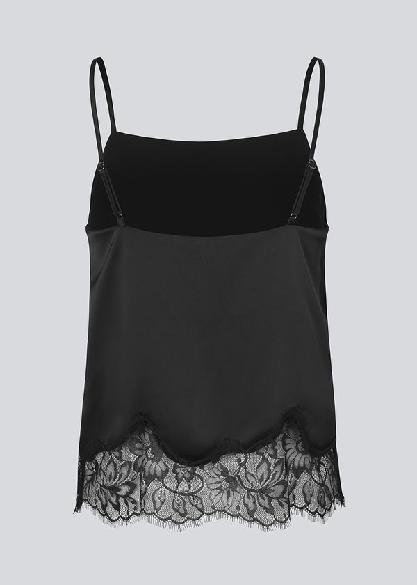 Elegant sort top i satin med blondekant i buden. Vuemd top har justerbare stropper og fine blondedetaljer i bunden. Ideel alene eller stylet som en del af en lag-på-lag styling.