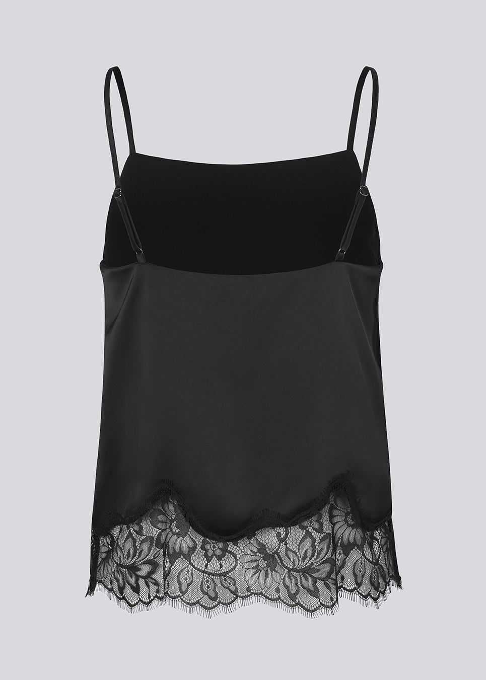 Elegant sort top i satin med blondekant i buden. Vuemd top har justerbare stropper og fine blondedetaljer i bunden. Ideel alene eller stylet som en del af en lag-på-lag styling.