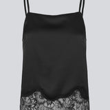 Elegant sort top i satin med blondekant i buden. Vuemd top har justerbare stropper og fine blondedetaljer i bunden. Ideel alene eller stylet som en del af en lag-på-lag styling.