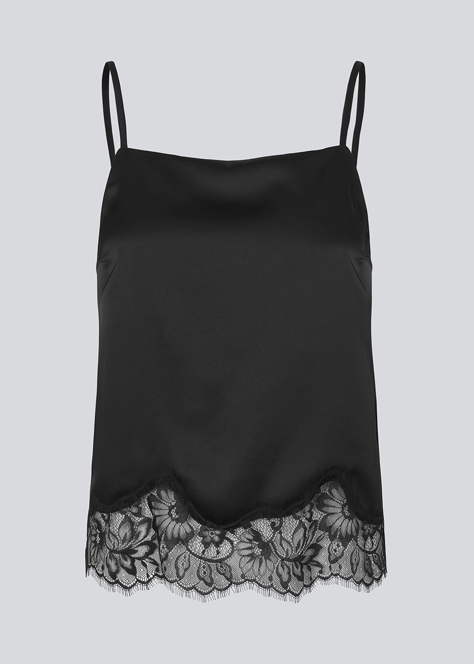 Elegant sort top i satin med blondekant i buden. Vuemd top har justerbare stropper og fine blondedetaljer i bunden. Ideel alene eller stylet som en del af en lag-på-lag styling.