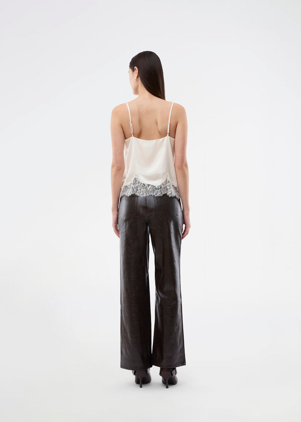 Delikat hvid top i satin. Vuemd top har justerbare stropper og fine blondedetaljer i bunden. Ideel alene eller stylet som en del af en lag-på-lag styling.