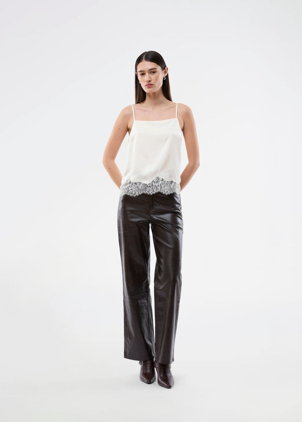 Delikat hvid top i satin. Vuemd top har justerbare stropper og fine blondedetaljer i bunden. Ideel alene eller stylet som en del af en lag-på-lag styling.