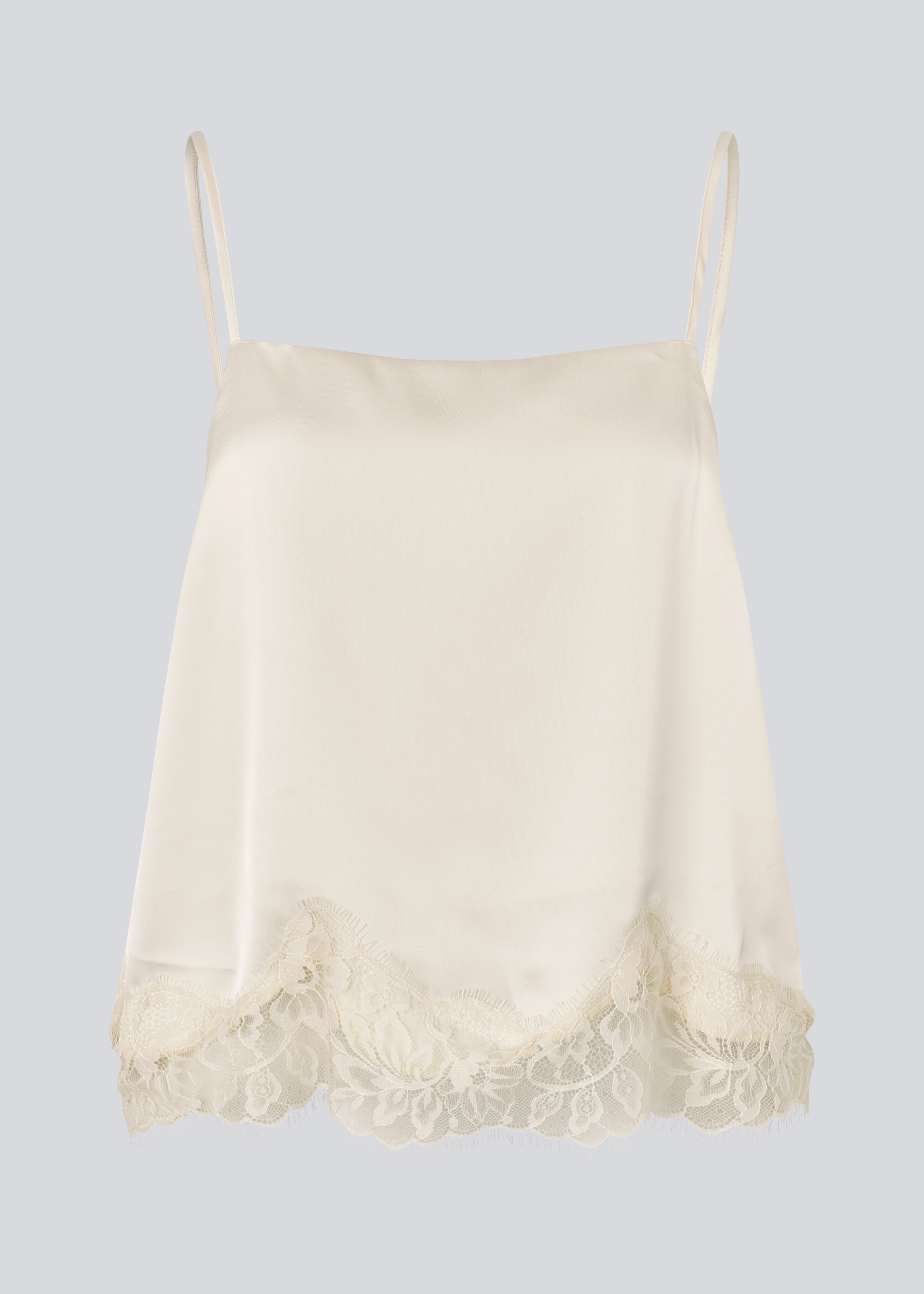 Delikat hvid top i satin. Vuemd top har justerbare stropper og fine blondedetaljer i bunden. Ideel alene eller stylet som en del af en lag-på-lag styling.