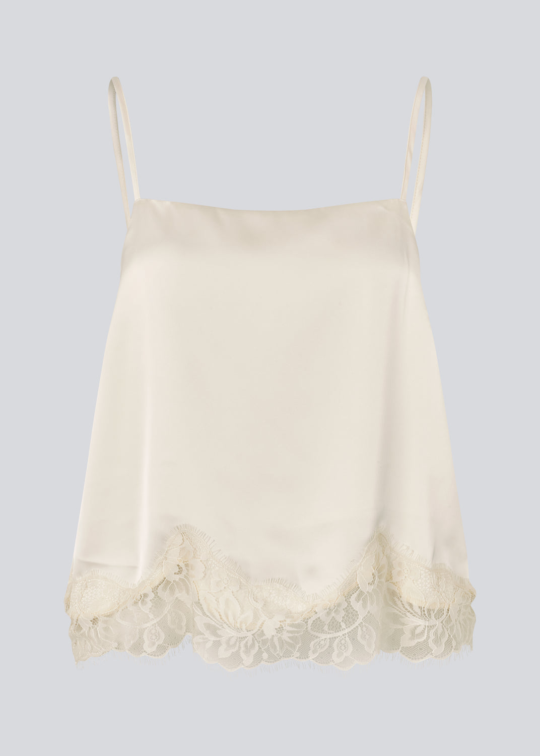 Delikat hvid top i satin. Vuemd top har justerbare stropper og fine blondedetaljer i bunden. Ideel alene eller stylet som en del af en lag-på-lag styling.