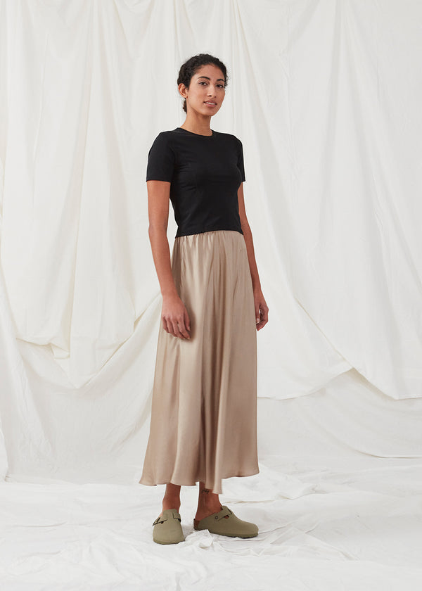 Lang beige nederdel med vidde i skørtet. DevanMD skirt er designet i skinnende satin med elastisk mellemhøj talje. Modellen er 177 cm og har en størrelse S/36 på.