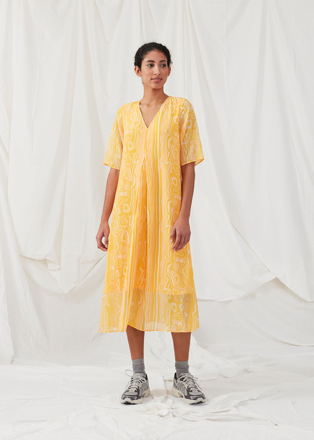 Lang kjole med loose fit i genanvendt materiale. DonteMD long print dress har korte, brede ærmer, v-hals og læg foran. Med foer. Modellen er 177 cm og har en størrelse S/36 på.