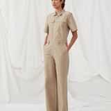 Jumpsuit i sprød bomuldskvalitet med lange, brede ben. DedeMD jumpsuit har korte ærmer, krave, og lynlås foran. Bæltestropper i taljen. Modellen er 177 cm og har en størrelse S/36 på.
