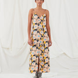 Midi kjole med relaxed fit og blomsterprint. DustinMD print strap dress har v-hals med rynkedetalje i midten, tynde stropper og lynlås bagpå. Slids foran. Modellen er 177 cm og har en størrelse S/36 på.