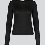 HarperMD LS top i sort er en tætsiddende top med lange ærmer og en rund hals i tynd, blød jersey. Modellen er 175 cm og har en størrelse S/36 på.