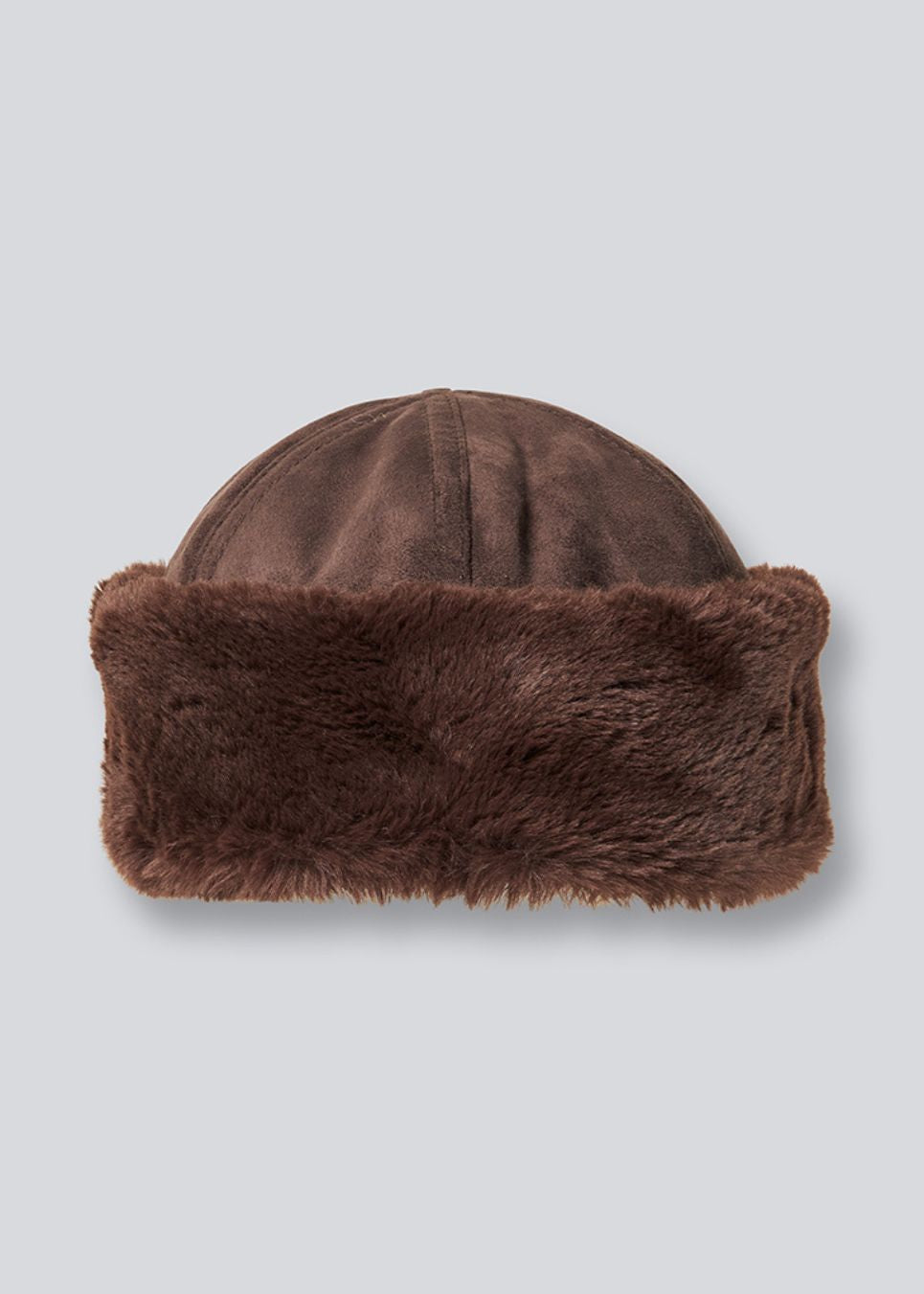 Brun hat i imiteret ruskindsmateriale med faux fur detaljer. Feddiemd hat har en bred og opfoldet kant.

