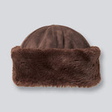Brun hat i imiteret ruskindsmateriale med faux fur detaljer. Feddiemd hat har en bred og opfoldet kant.
