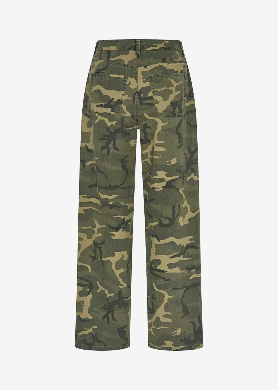 Lange cargoshorts i camouflageprint. AtheneMD Long Shorts er designet i bomuldsdenim med lommer, bæltestropper samt knap- og lynlåslukning i gylpen. Et moderne og stilfuldt valg til afslappede sommerlooks.