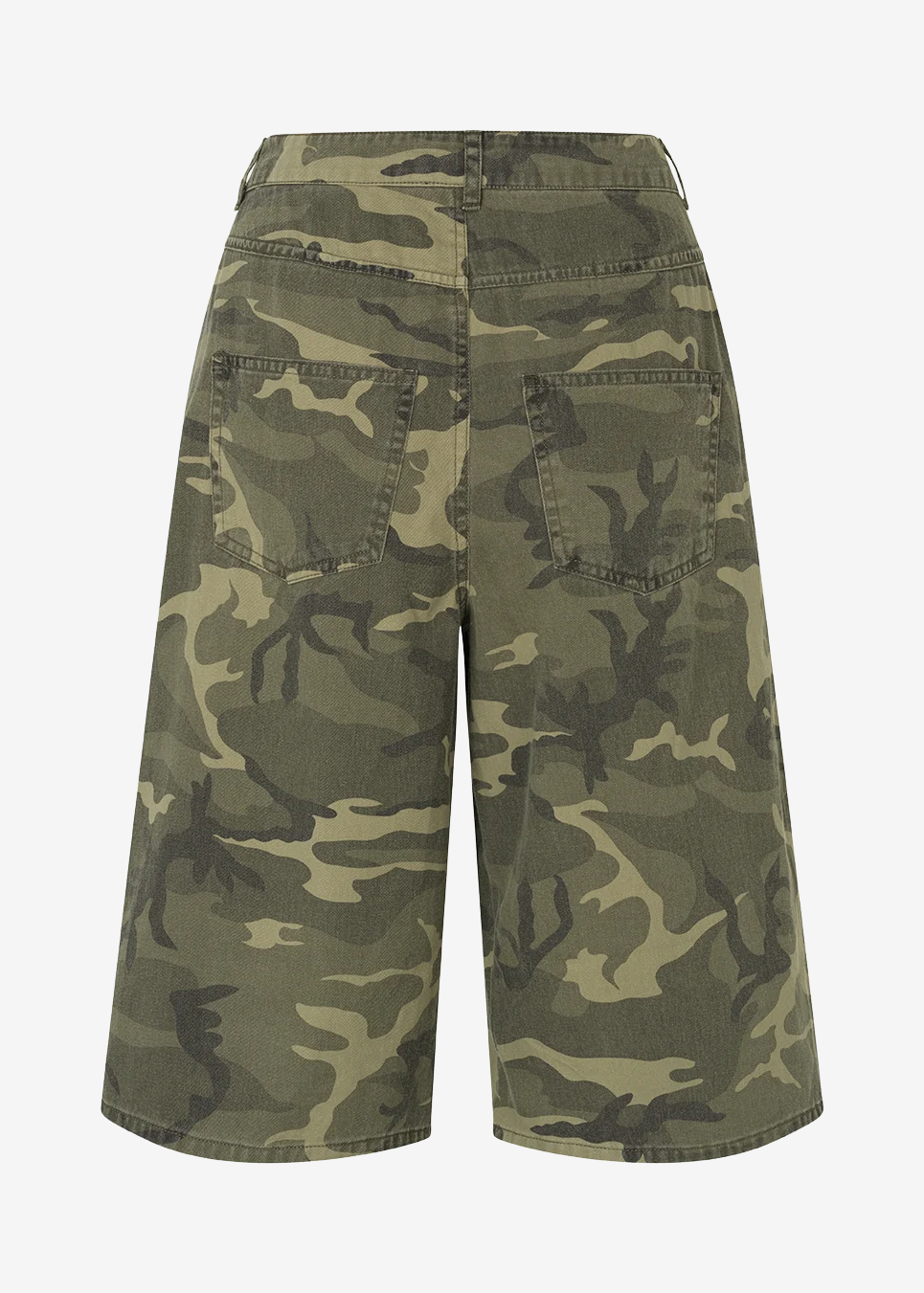 Lange cargoshorts i camouflageprint. AtheneMD Long Shorts er designet i bomuldsdenim med lommer, bæltestropper samt knap- og lynlåslukning i gylpen. Et moderne og stilfuldt valg til afslappede sommerlooks.
