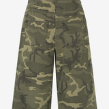 Lange cargoshorts i camouflageprint. AtheneMD Long Shorts er designet i bomuldsdenim med lommer, bæltestropper samt knap- og lynlåslukning i gylpen. Et moderne og stilfuldt valg til afslappede sommerlooks.