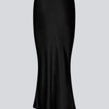 Sort lang nederdel med vidde i satin. Parveenmd skirt har en elastik i taljen. Modellen er 175 cm og har en str. s/36 på.