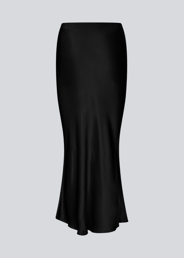 Sort lang nederdel med vidde i satin. Parveenmd skirt har en elastik i taljen. Modellen er 175 cm og har en str. s/36 på.