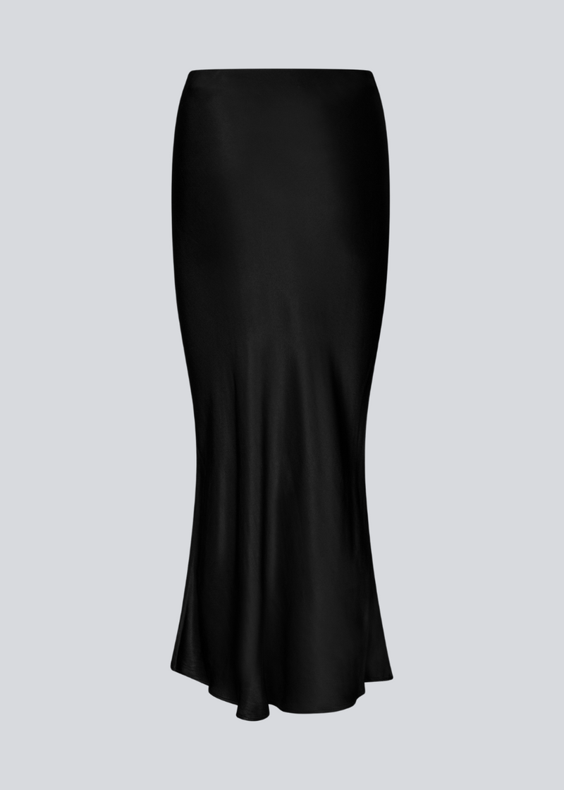 Sort lang nederdel med vidde i satin. Parveenmd skirt har en elastik i taljen. Modellen er 175 cm og har en str. s/36 på.