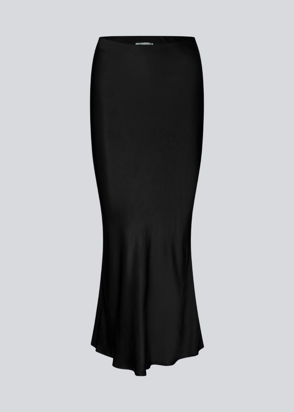 Sort lang nederdel med vidde i satin. Parveenmd skirt har en elastik i taljen. Modellen er 175 cm og har en str. s/36 på.