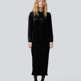 Sort lang nederdel med vidde i satin. Parveenmd skirt har en elastik i taljen. Modellen er 175 cm og har en str. s/36 på.