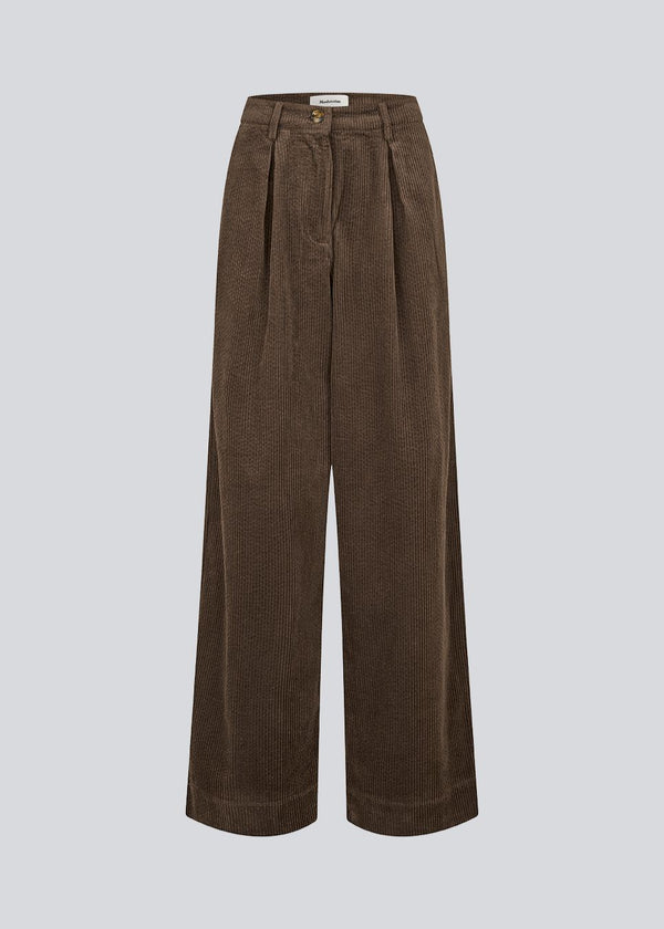 Habitbukser i fløjl. Pablomd wide pants med brede ben og lommer – klassiske med et moderne touch.
