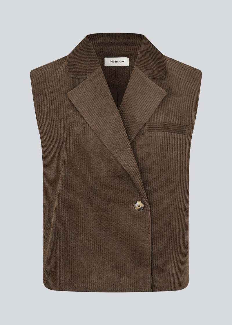 Stilren vest i blød fløjl. Roycemd vest har en moderne asymmetrisk lukning og en enkelt brystlomme. Et alsidigt lag-på-lag item, der er nem at style.