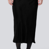 Sort lang nederdel med vidde i satin. Parveenmd skirt har en elastik i taljen. Modellen er 175 cm og har en str. s/36 på.
