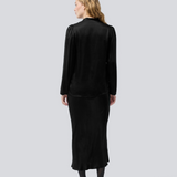 Sort lang nederdel med vidde i satin. Parveenmd skirt har en elastik i taljen. Modellen er 175 cm og har en str. s/36 på.