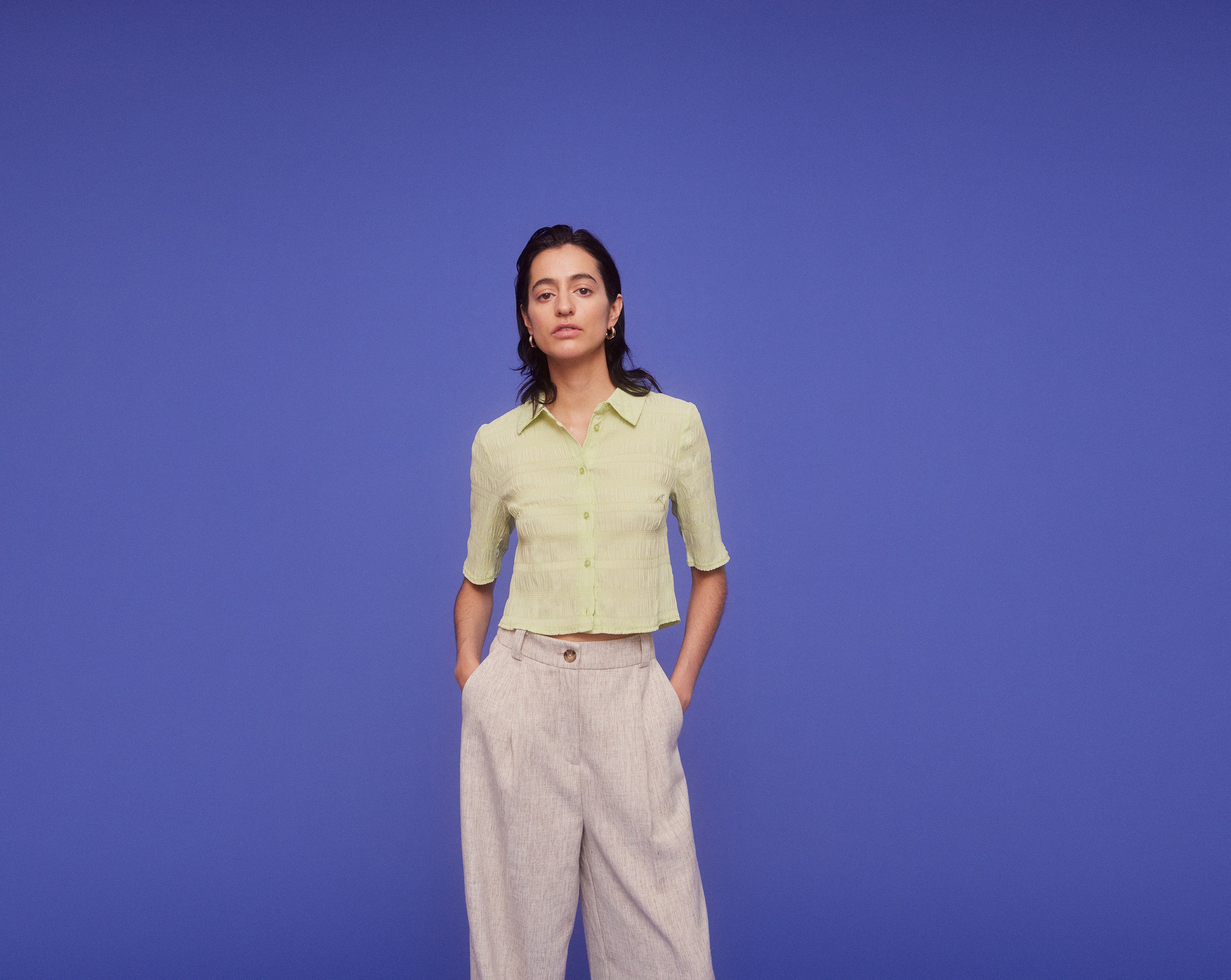 Cropped skjorte i lys grøn i strukturvævet kvalitet med normal pasform. HamsonMD shirt har krave, knaplukning fortil og korte ærmer. Modellen er 175 cm og har en størrelse S/36 på.