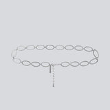 Cool minimalistisk accessory. TracyMD belt er designet som en slank kæde med ovale led og justerbar lukning, der tilfører et raffineret, moderne udtryk. Perfekt til at markere taljen og løfte både kjoler og bukser med et stilrent finish.