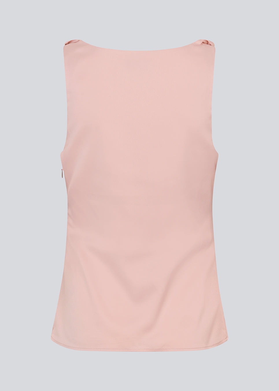 Figursyet lyserød top i satin. MylaMD top er ærmeløs, har rynkedetaljer i siden og en usynlig lynlås.