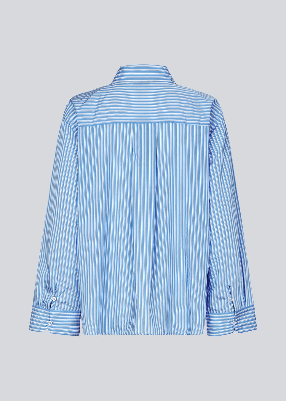 Oversize skjorte med løse ærmer. KadirMD stripe shirt har skjortekrave og manchet med knappelukning.