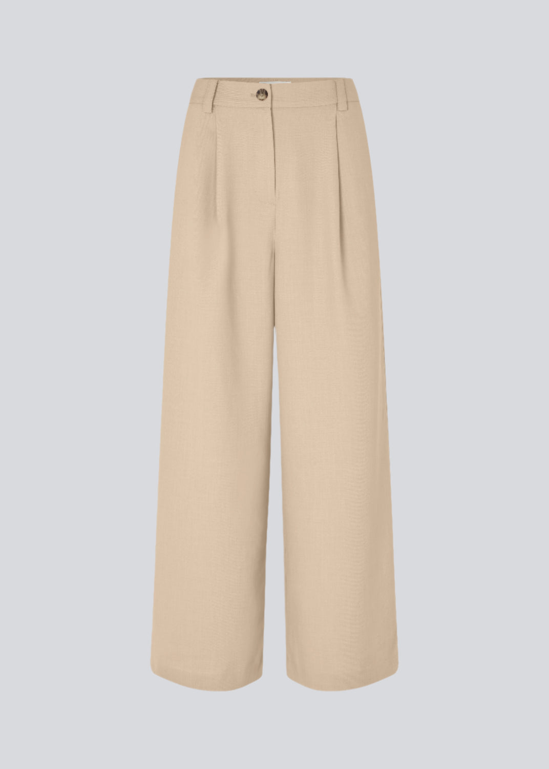 Lyse bukser med afslappet pasform. GaleMD 2 wide pants har almindelig talje med læg foran og brede, lange ben. Dekorative paspolerede lommer bagpå og sidelommer.

Opgrader din garderobe med GaleMD 2 Wide Pants fra Modström – en perfekt kombination af stil og komfort. Disse bukser i beige melange, har en løs pasform, høj talje og læg, der giver et elegant og flatterende look. Den fine basis farve, beige, gør dem lette at style til enhver anledning – fra afslappede hverdage til mere formelle outfits.