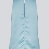 Ærmeløs blå top i glansfuld satin. Valdomd Top har rund halsudskæring, lodret sygningsdetalje foran og knappelukning i nakken for et elegant look. Fremstillet i 98 % genanvendt polyester.&nbsp;