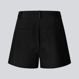 Korte shorts i habitstil. AlayaMD Shorts har klassiske detaljer som bæltestropper samt knap- og lynlåslukning i gylpen. Et stilfuldt og moderne valg, der kombinerer klassisk design med sommerlig komfort.