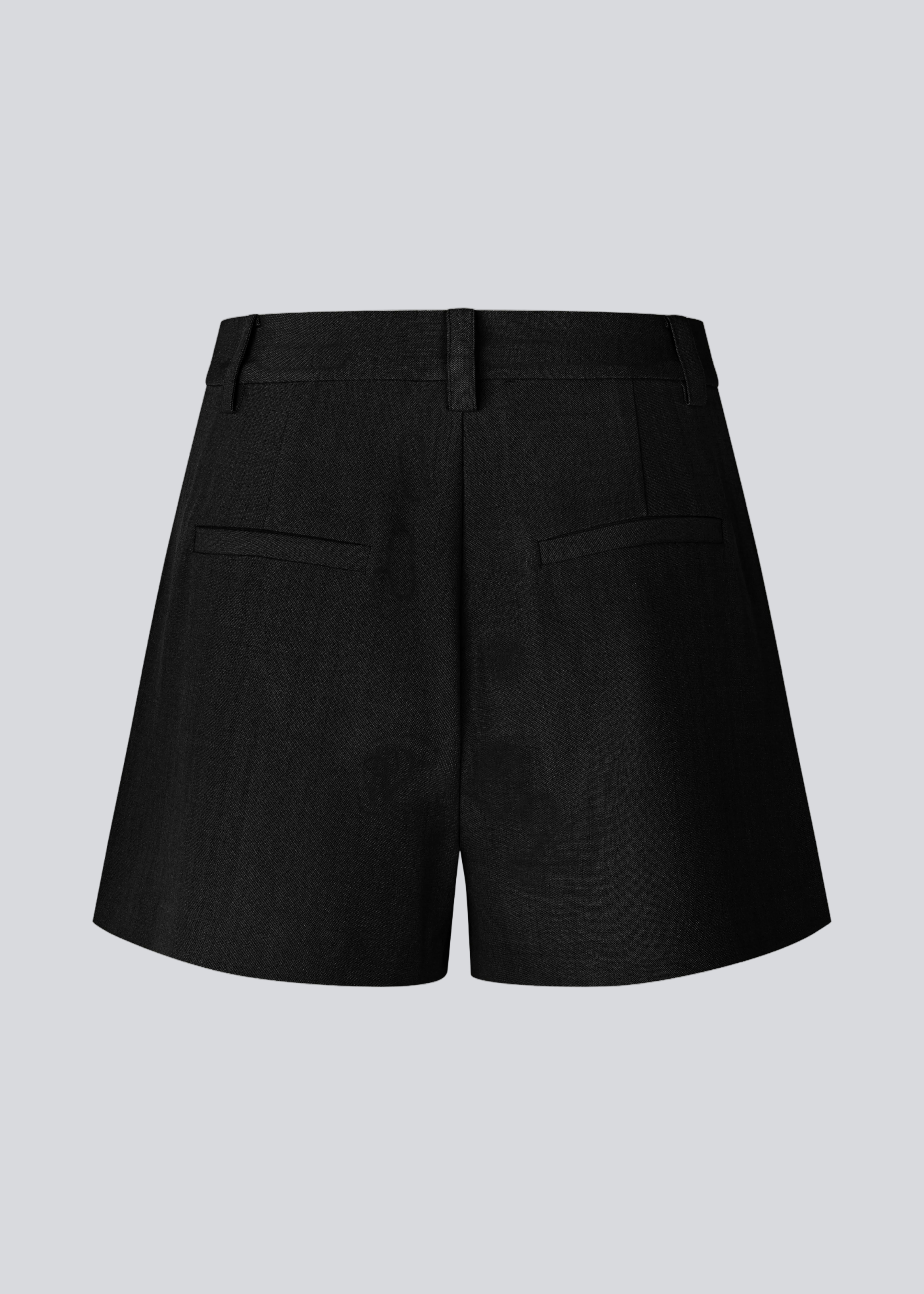 Korte shorts i habitstil. AlayaMD Shorts har klassiske detaljer som bæltestropper samt knap- og lynlåslukning i gylpen. Et stilfuldt og moderne valg, der kombinerer klassisk design med sommerlig komfort.