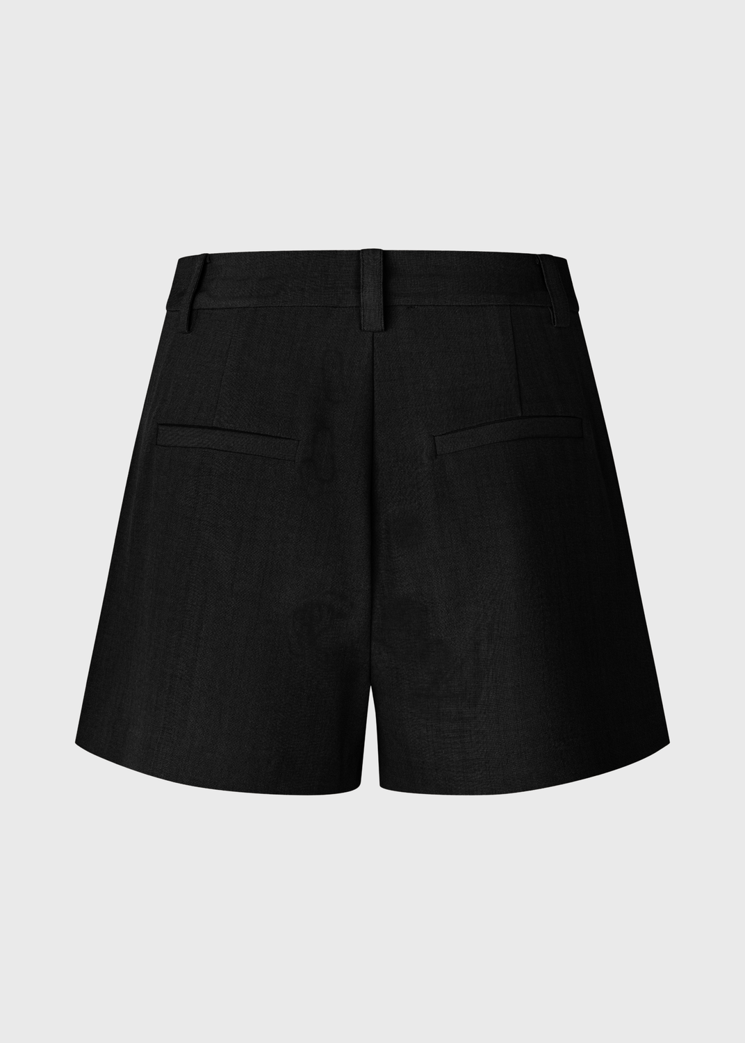 Korte shorts i habitstil. AlayaMD Shorts har klassiske detaljer som bæltestropper samt knap- og lynlåslukning i gylpen. Et stilfuldt og moderne valg, der kombinerer klassisk design med sommerlig komfort.