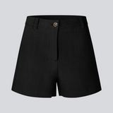 Korte shorts i habitstil. AlayaMD Shorts har klassiske detaljer som bæltestropper samt knap- og lynlåslukning i gylpen. Et stilfuldt og moderne valg, der kombinerer klassisk design med sommerlig komfort.