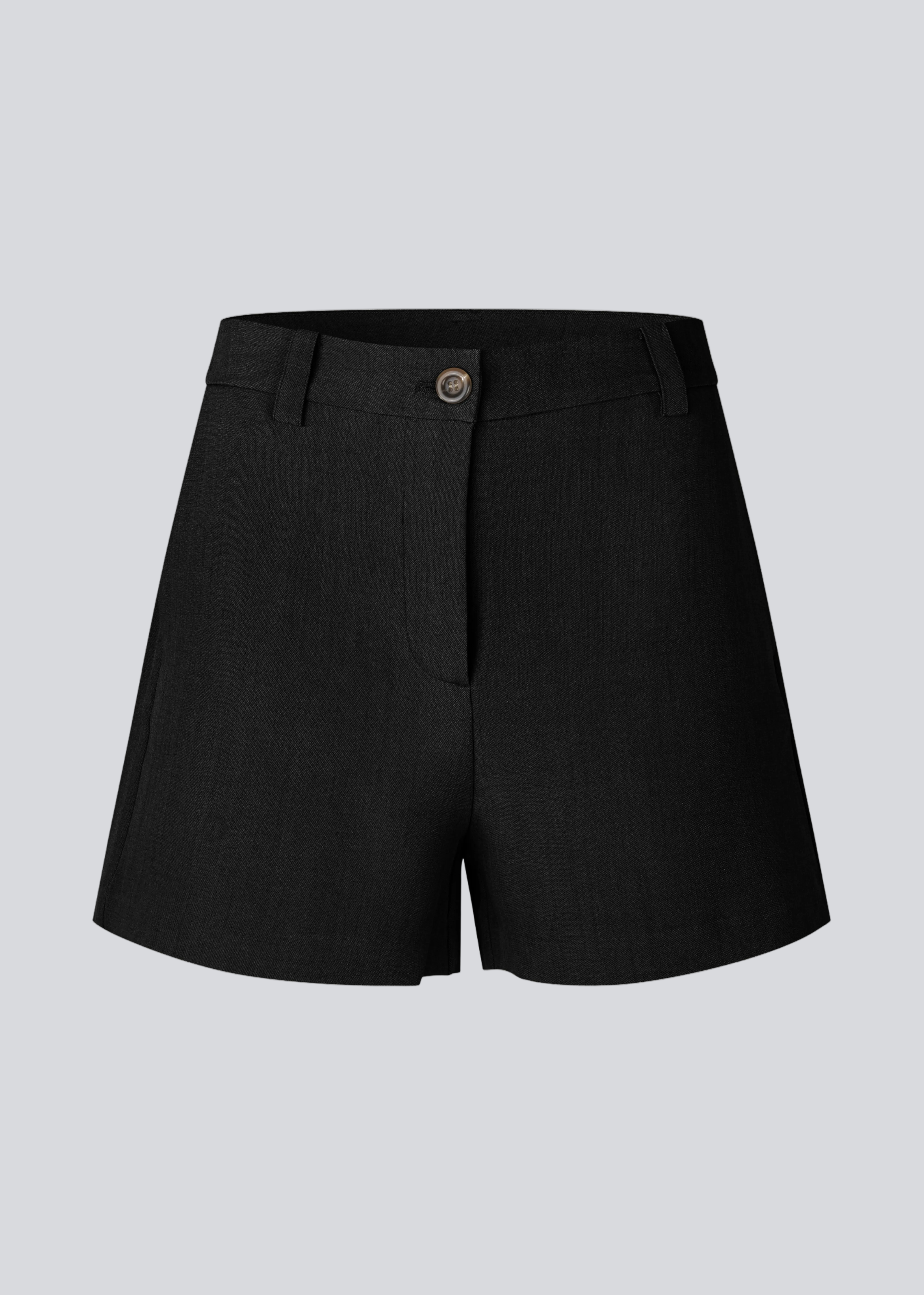 Korte shorts i habitstil. AlayaMD Shorts har klassiske detaljer som bæltestropper samt knap- og lynlåslukning i gylpen. Et stilfuldt og moderne valg, der kombinerer klassisk design med sommerlig komfort.