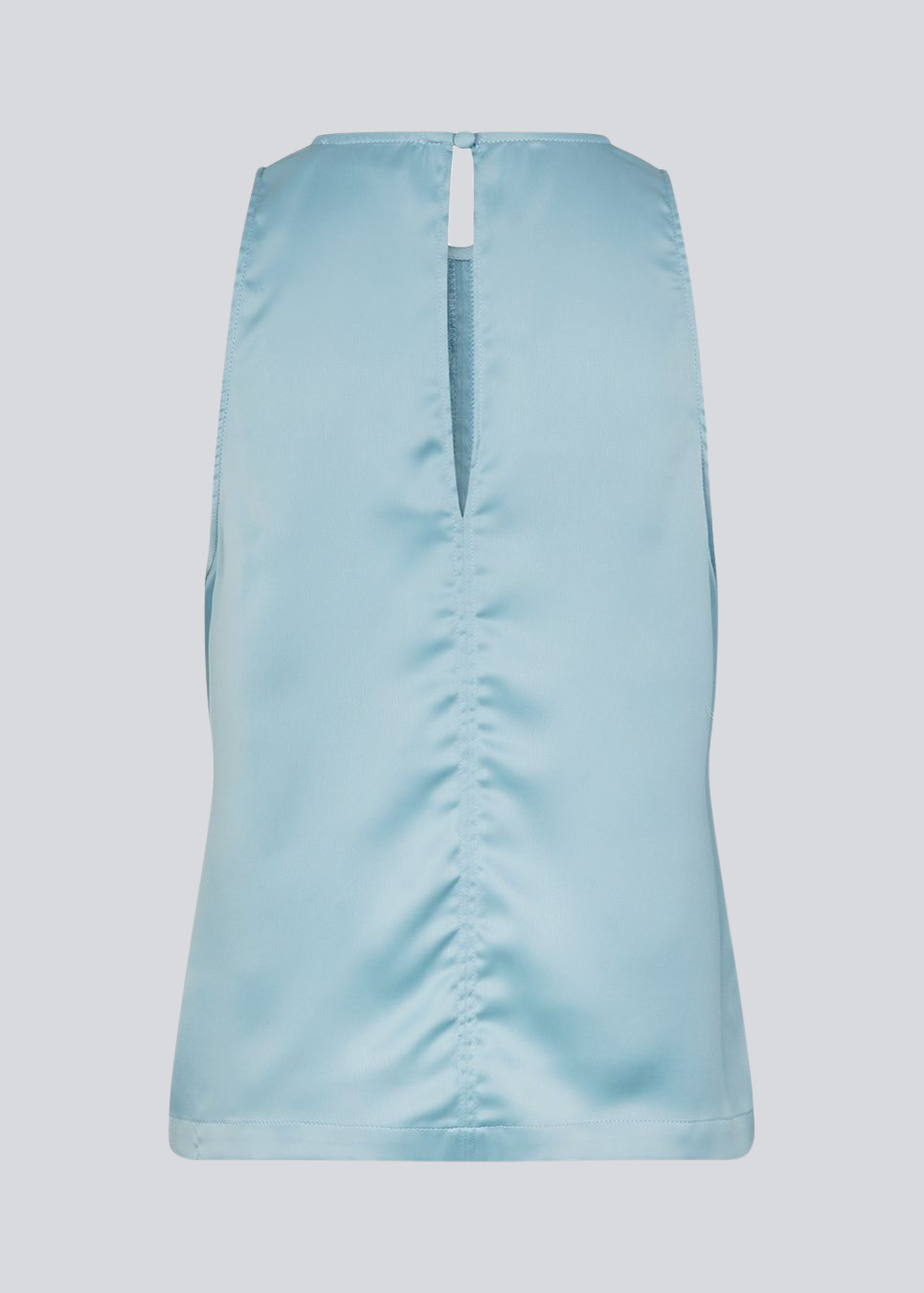 Ærmeløs blå top i glansfuld satin. Valdomd Top har rund halsudskæring, lodret sygningsdetalje foran og knappelukning i nakken for et elegant look. Fremstillet i 98 % genanvendt polyester.&nbsp;