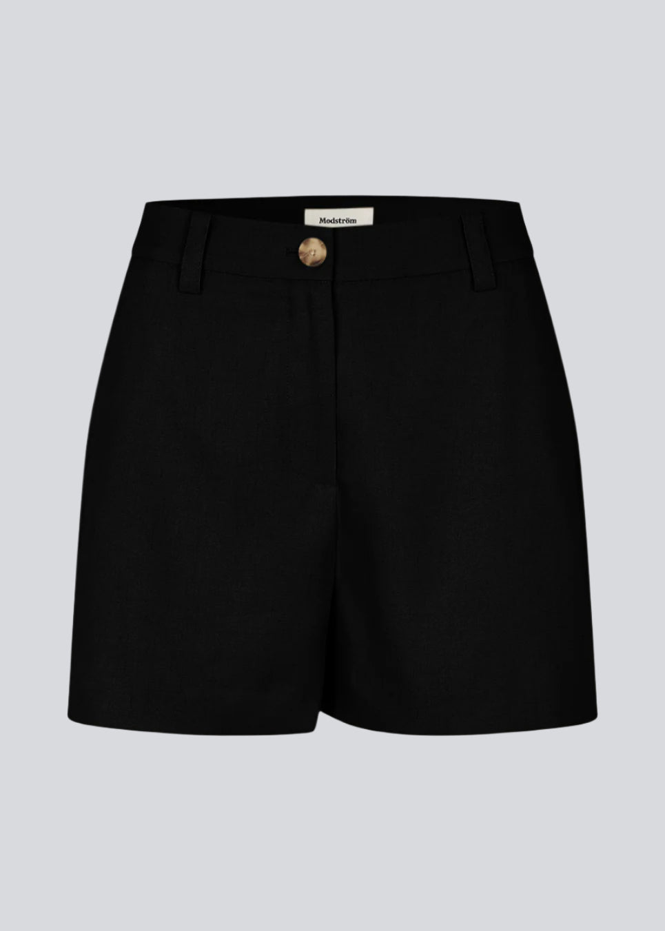 Shorts med høj talje og sidelommer i sort. NormaMD shorts har gylp med lynlås og knap, bæltestropper og dekorative paspolerede baglommer.