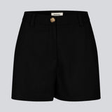 Shorts med høj talje og sidelommer i sort. NormaMD shorts har gylp med lynlås og knap, bæltestropper og dekorative paspolerede baglommer.