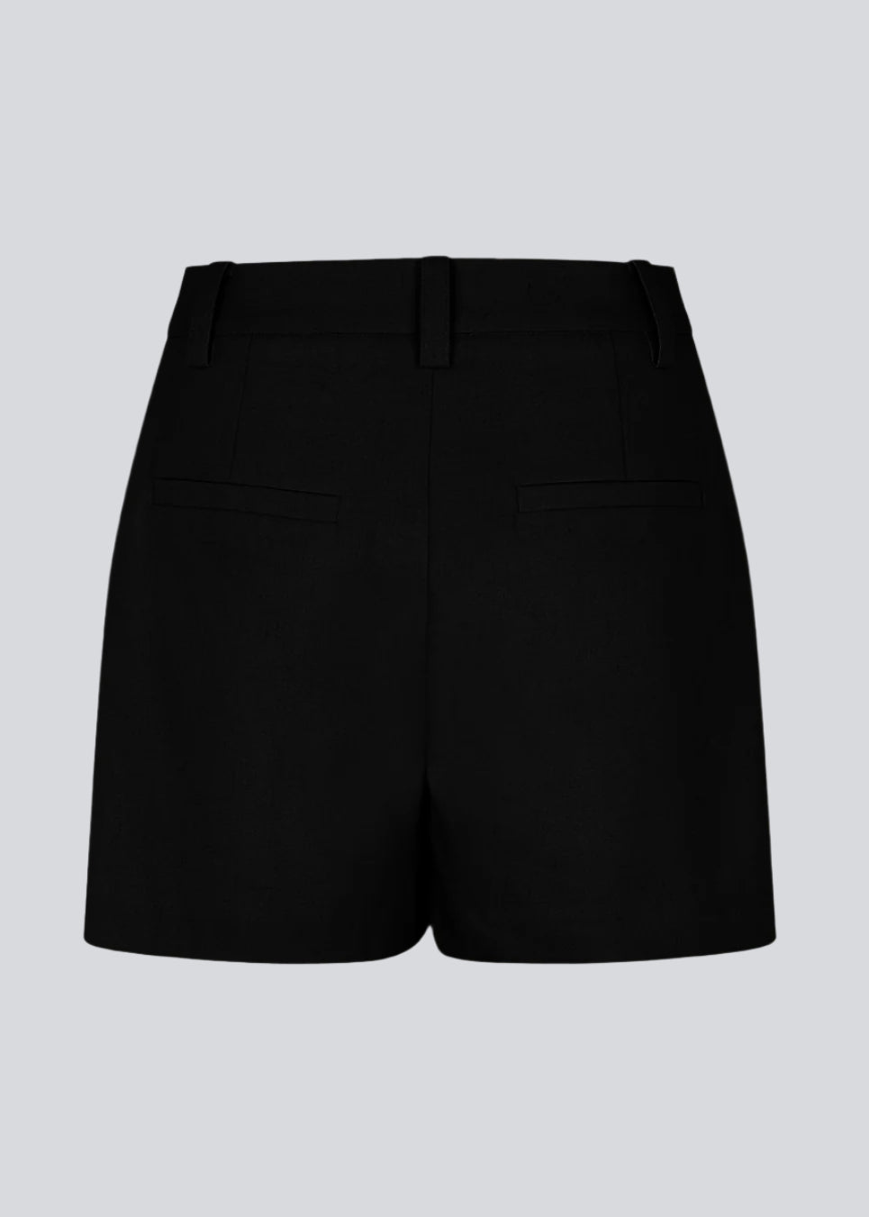 Shorts med høj talje og sidelommer i sort. NormaMD shorts har gylp med lynlås og knap, bæltestropper og dekorative paspolerede baglommer.