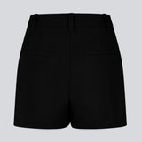 Shorts med høj talje og sidelommer i sort. NormaMD shorts har gylp med lynlås og knap, bæltestropper og dekorative paspolerede baglommer.