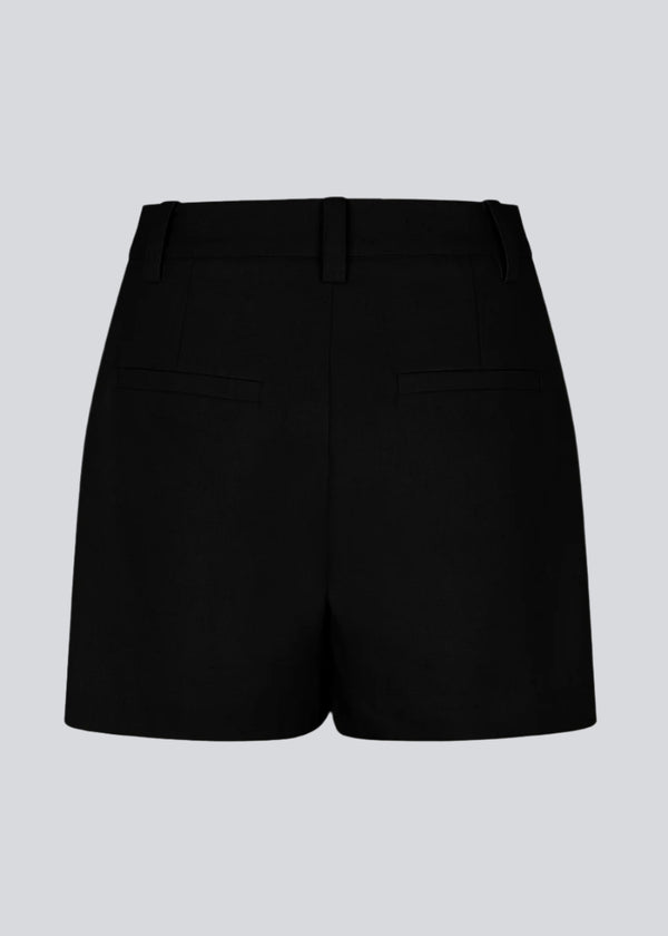 Shorts med høj talje og sidelommer i sort. NormaMD shorts har gylp med lynlås og knap, bæltestropper og dekorative paspolerede baglommer.
