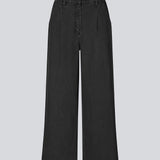 Habitbukser i denim med vide ben. MinniMD pants har en mellemhøj talje, lynlåsgylp og læg foroven, samt sidelommer og paspolerede baglommer.