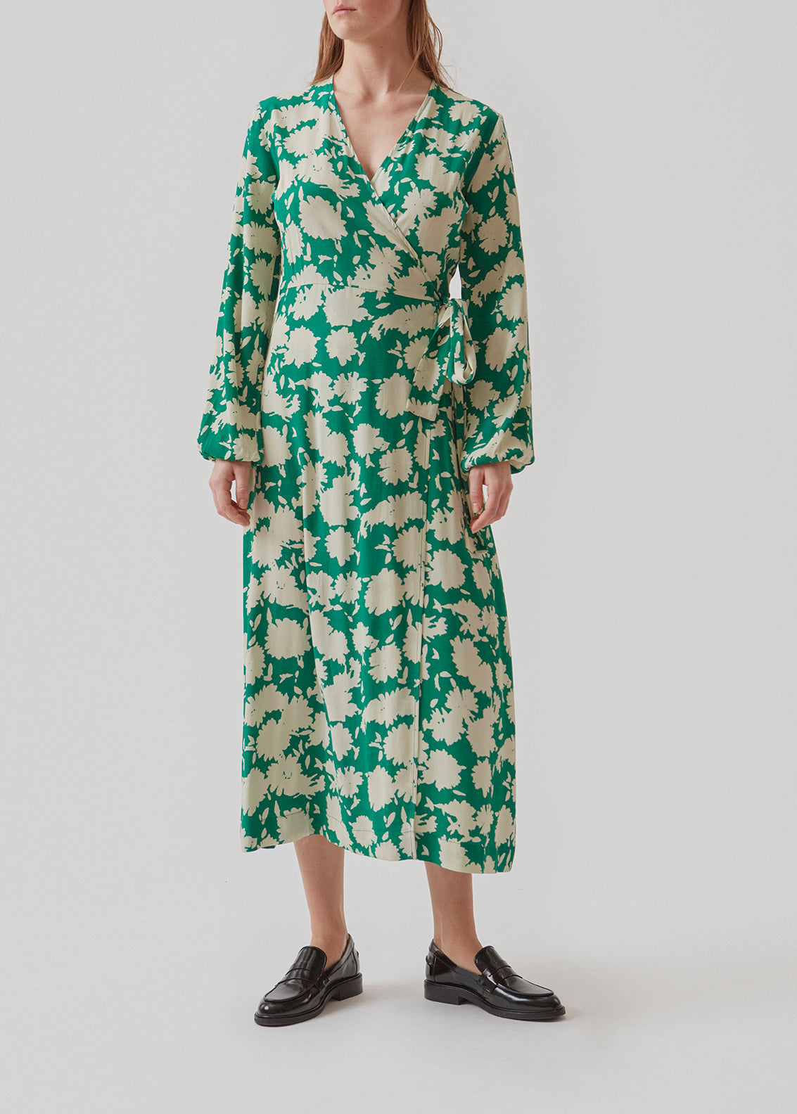 Langærmet kjole med v-udskæring og wrap-effekt med bindebånd i taljen. Længden på AllisonMD print dress går til anklerne. Materialet er en EcoVero viskosekvalitet.