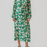 Langærmet kjole med v-udskæring og wrap-effekt med bindebånd i taljen. Længden på AllisonMD print dress går til anklerne. Materialet er en EcoVero viskosekvalitet.